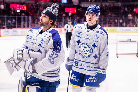 Leksands målvakt Jakob Hellsten och Dennis Altörn deppar