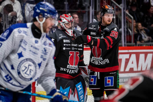 Örebros målvakt Jhonas Enroth och Linus Arnesson jublar