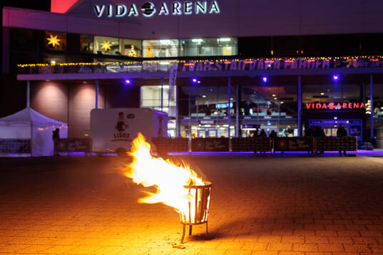 Eldkorg utanför Vida arena