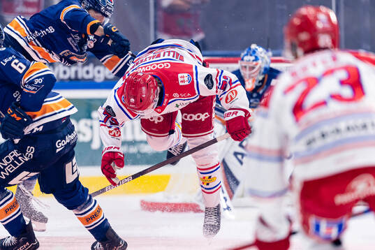 Växjös Keegan Lowe tacklar Timrås Erik Walli Walterholm
