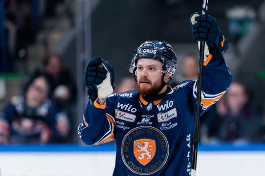 Växjös Lucas Elvenes jublar