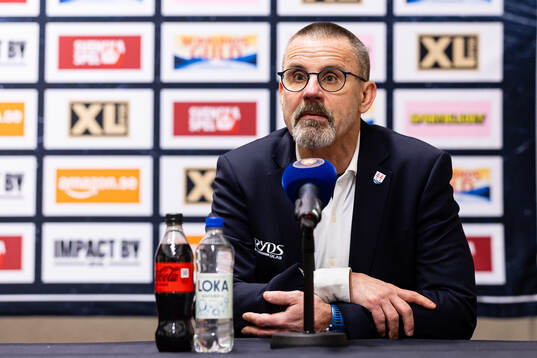 Timrås tränare Tommy Samuelsson på presskonferens