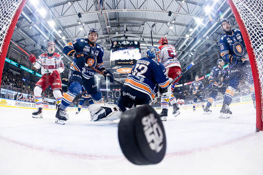 Växjös Keegan Lowe, målvakt Ludvig Persson och Brogan