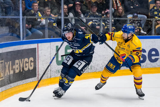 HV71s Riley Woods och Djurgårdens Jesper Pettersson