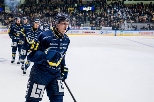 HV71s Axel Rindell jublar