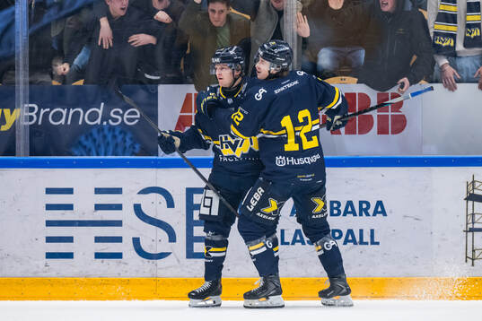 HV71s Axel Rindell och Wille Magnertoft jublar