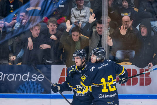 HV71s Axel Rindell och Wille Magnertoft jublar