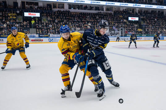 Djurgårdens Jesper Pettersson och HV71s Hugo Fransson