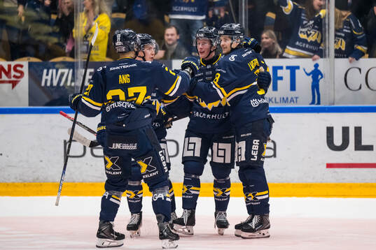 HV71s Jonathan Ang , Karl Annborn och Lucas Lagerberg jublar