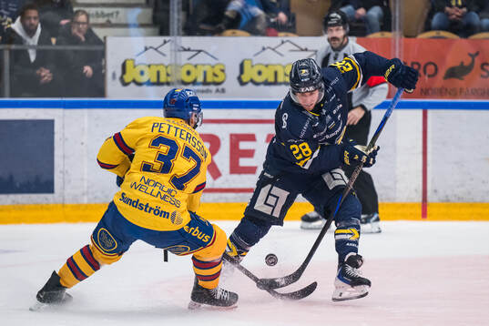 Djurgårdens Jesper Pettersson och HV71s Justin Glenn Kloos