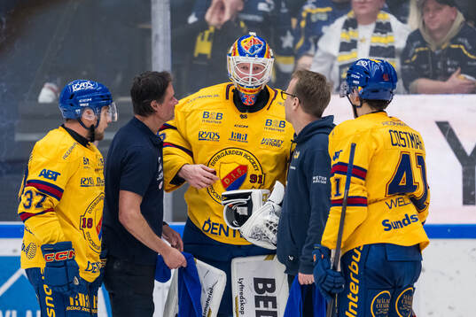 Djurgårdens målvakt Magnus Hellberg har ont