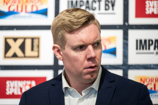 HV71s tränare Anton Blomqvist på presskonferensen