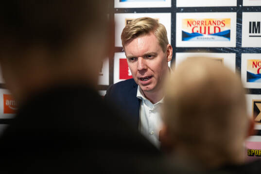 HV71s tränare Anton Blomqvist på presskonferensen