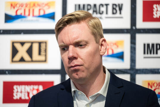 HV71s tränare Anton Blomqvist på presskonferensen