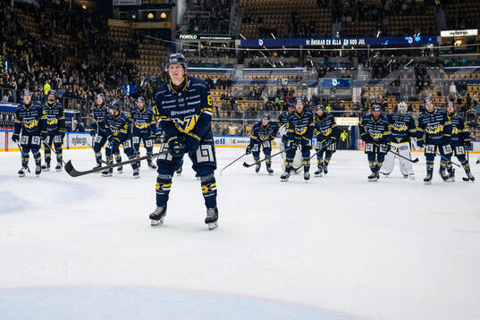 HV71s Axel Rindell jublar