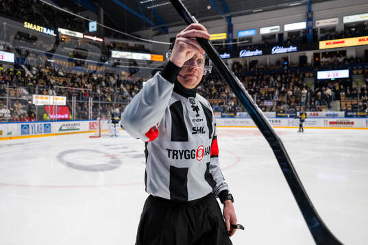 Domare Mikael Holm med en trasig klubba