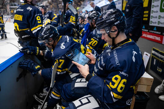 HV71s Nikola Pasic tittar på en skärm i båset