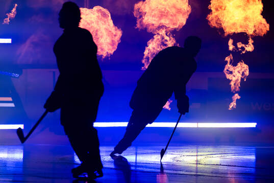 Silhuetter av HV71s Riley Woods och Linus Lindström