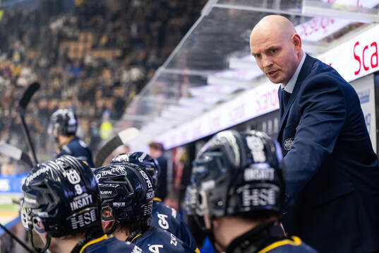 HV71s assisterande tränare Kristopher Beech