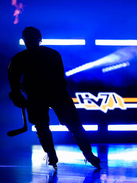 Silhuett av HV71s Riley Woods