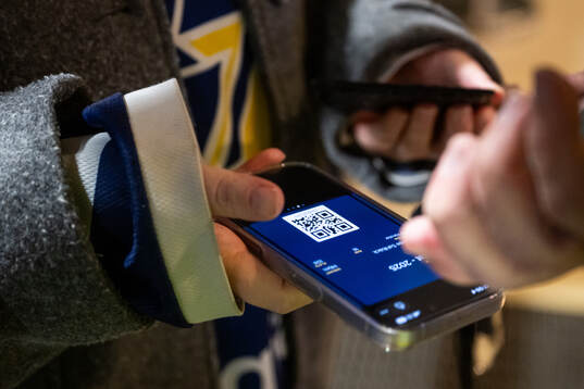 En mobilbiljett skannas