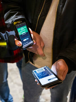 En mobilbiljett skannas