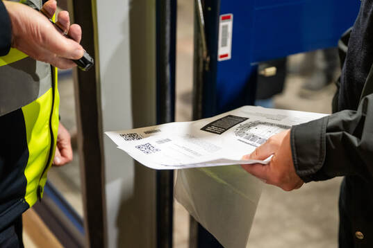 En pappersbiljett skannas