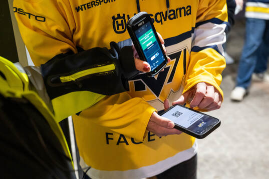 En mobilbiljett skannas
