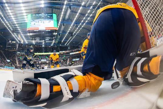 HV71s Hugo Pettersson (ej i bild) gör 5-2 bakom