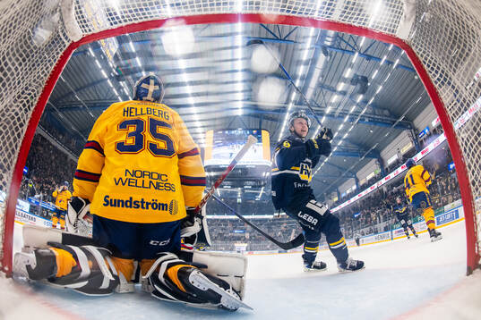 Djurgårdens målvakt Magnus Hellberg deppar medan HV71s