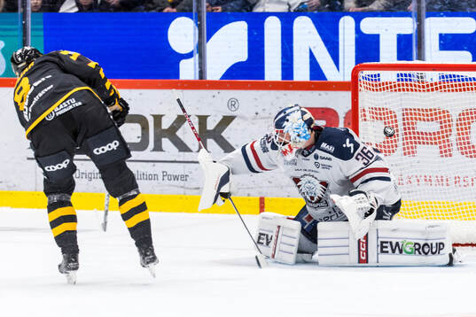 Skellefteås Oliver Okuliar gör 4-3 bakom Linköpings