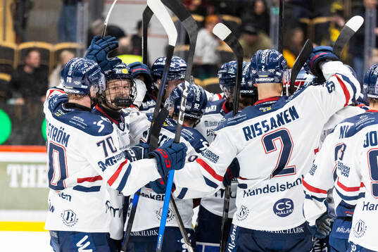Linköpings Oscar Holmertz jublar med Fredrik Karlström