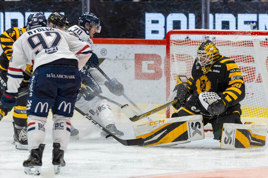Linköpings Fredrik Karlström och Skellefteås målvakt