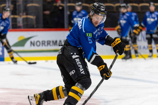Skellefteås Jonathan Pudas med Clemensnäs tröja