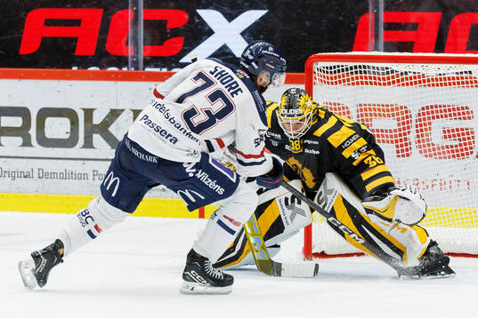 Linköpings Nicholas Shore och Skellefteås målvakt