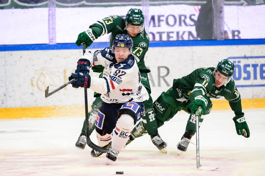 Linköpings Zion Nybeck och Färjestads Adam Ollas Mattsson