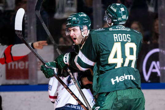 Färjestads Radim Zohorna och Filip Roos jublar