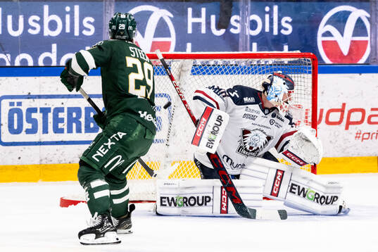 Färjestads Oskar Steen gör 3-2 bakom Linköpings målvakt