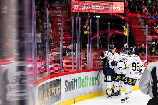 HV71s Linus Lindström jublar med lagkamrater