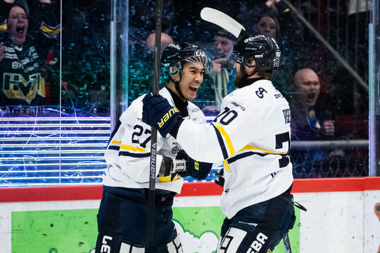HV71s Jonathan Ang och Lukas Rousek jublar