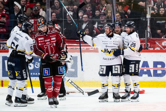 HV71s Justin Glenn Kloos jublar med Mattias Tedenby