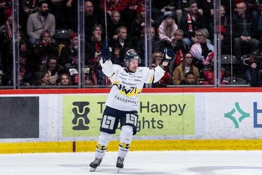 HV71s Mattias Tedenby gör 2-4 och jublar