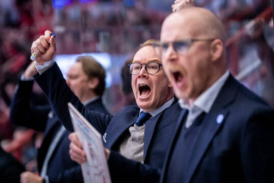 Örebros tränare Niklas Eriksson jublar vid 1-3