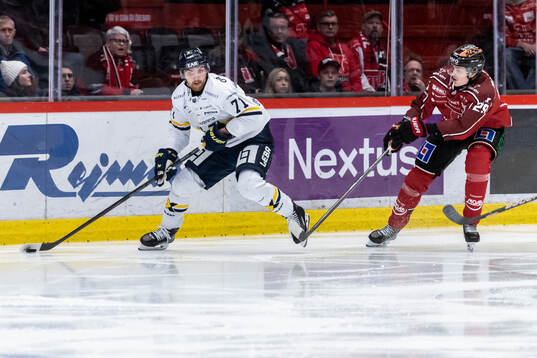 HV71s William Ignberg Nilsson och Örebros Milton Oscarson