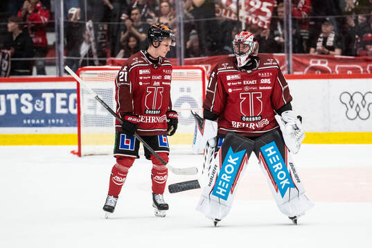 Örebros Patrik Puistola och målvakt Jhonas Enroth deppar