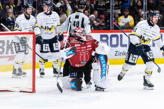 HV71s Riley Woods jublar