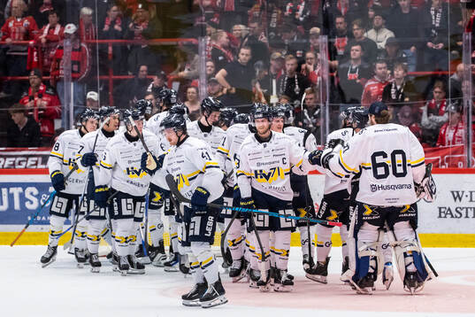 Jubel vid HV71s målvakt Lassi Lehtinen
