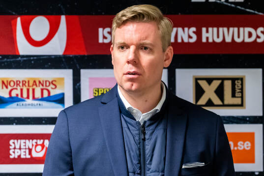 HV71s tränare Anton Blomqvist på presskonferensen