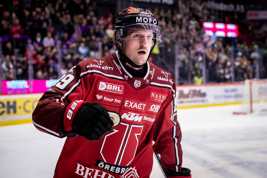 Örebros Patrik Karlkvist jublar vid 2-3