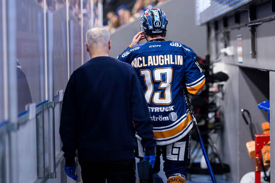 Växjös Dylan Mclaughlin lämnar isen